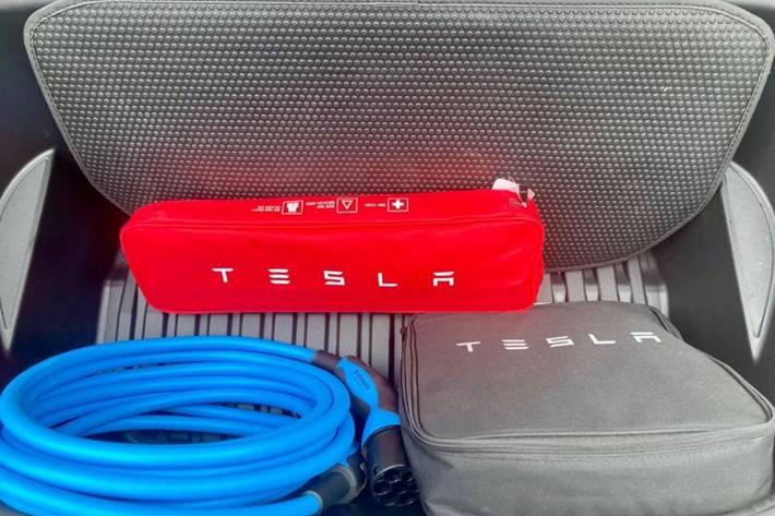 Hvid Tesla Model Y fra 2022