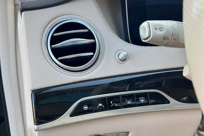 Grå Mercedes S400 d fra 2018