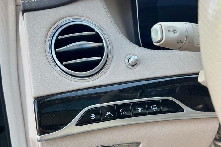 Grå Mercedes S400 d fra 2018