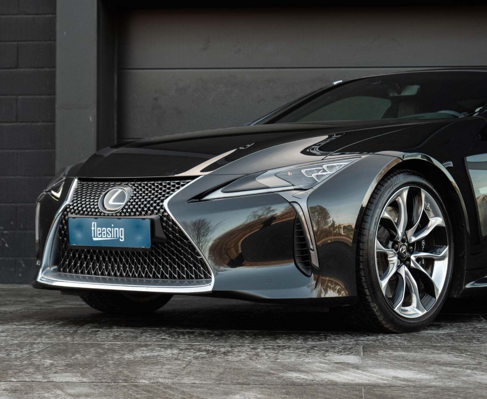Grå Lexus LC500 fra 2017