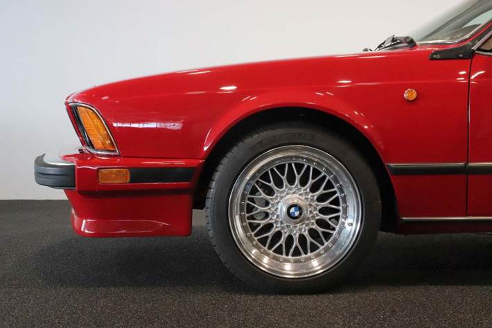 Rød BMW M6 fra 1987 set udefra