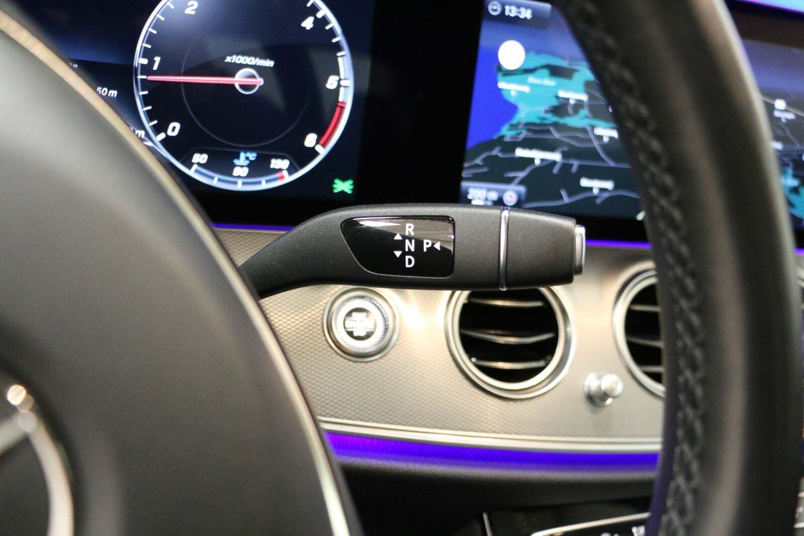 Blå Mercedes E350 d fra 2016