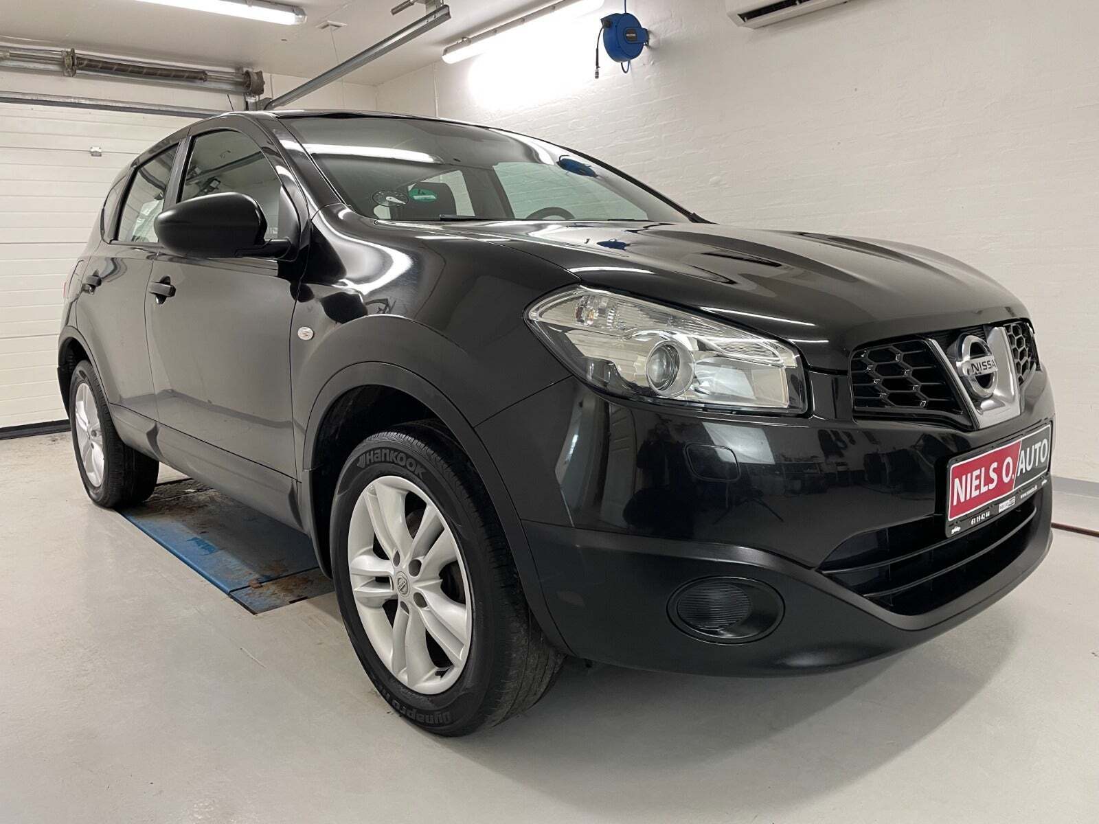 Grå Nissan Qashqai fra 2012