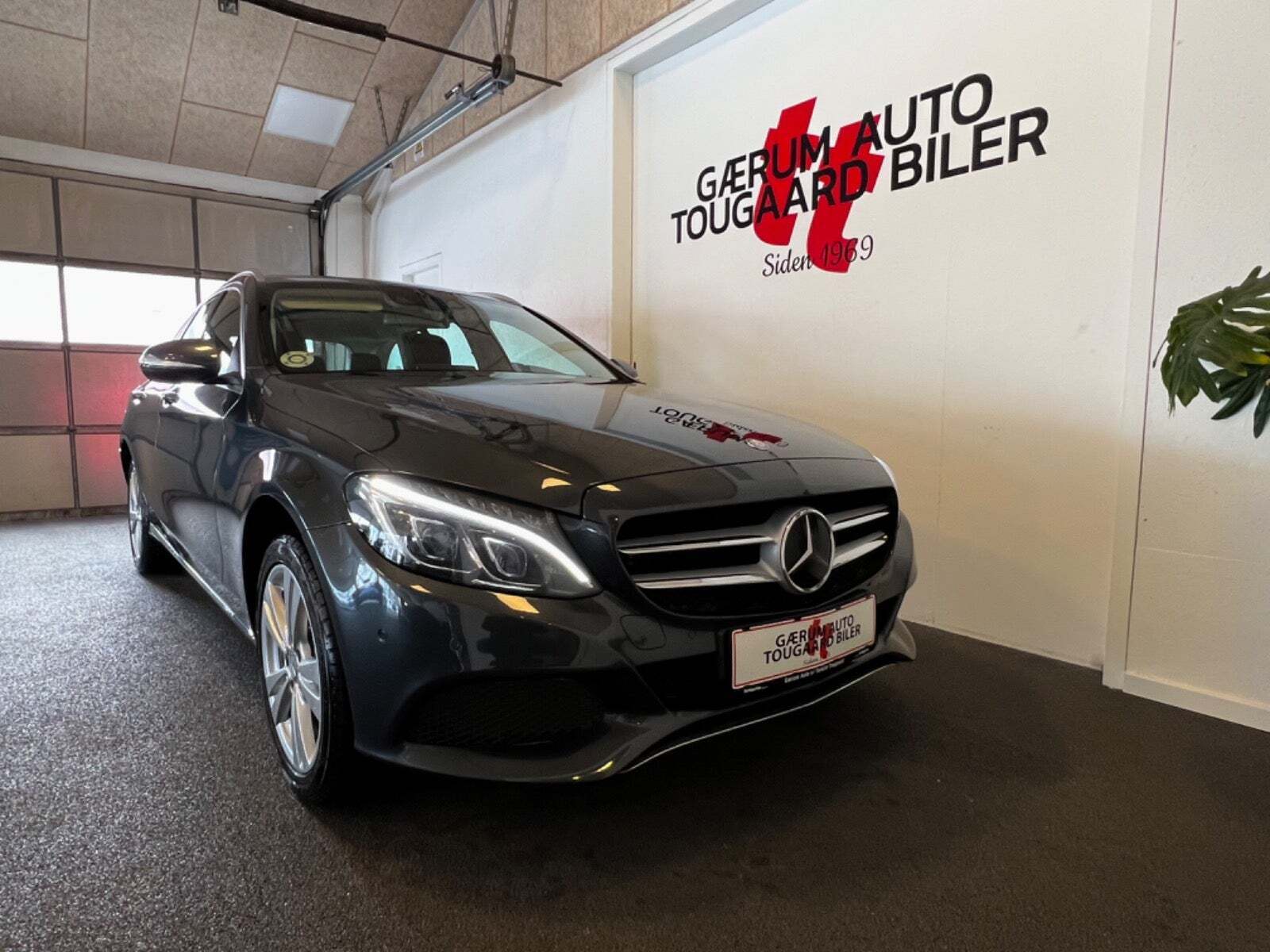 Grå Mercedes C250 fra 2015