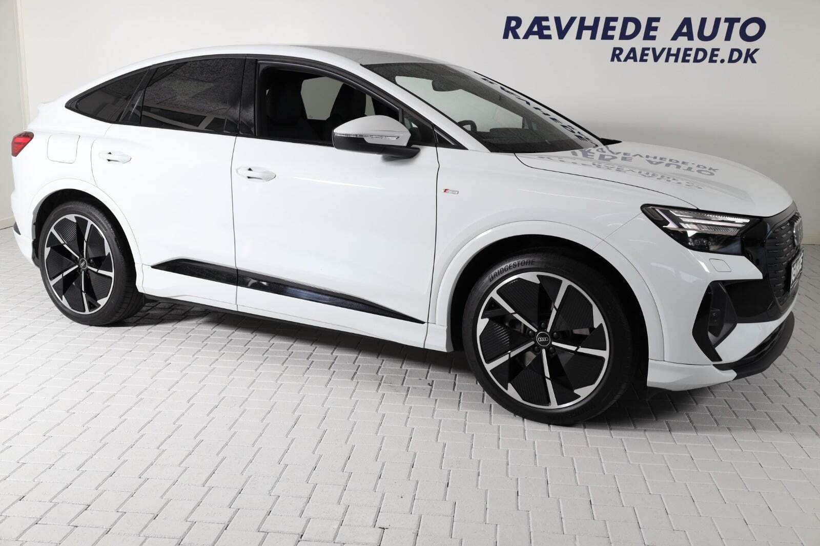 Grå Audi Q4 e-tron fra 2022