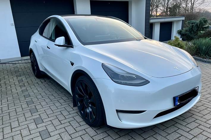 Hvid Tesla Model Y fra 2022