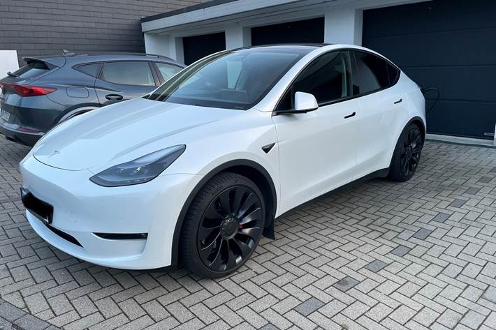 Hvid Tesla Model Y fra 2022
