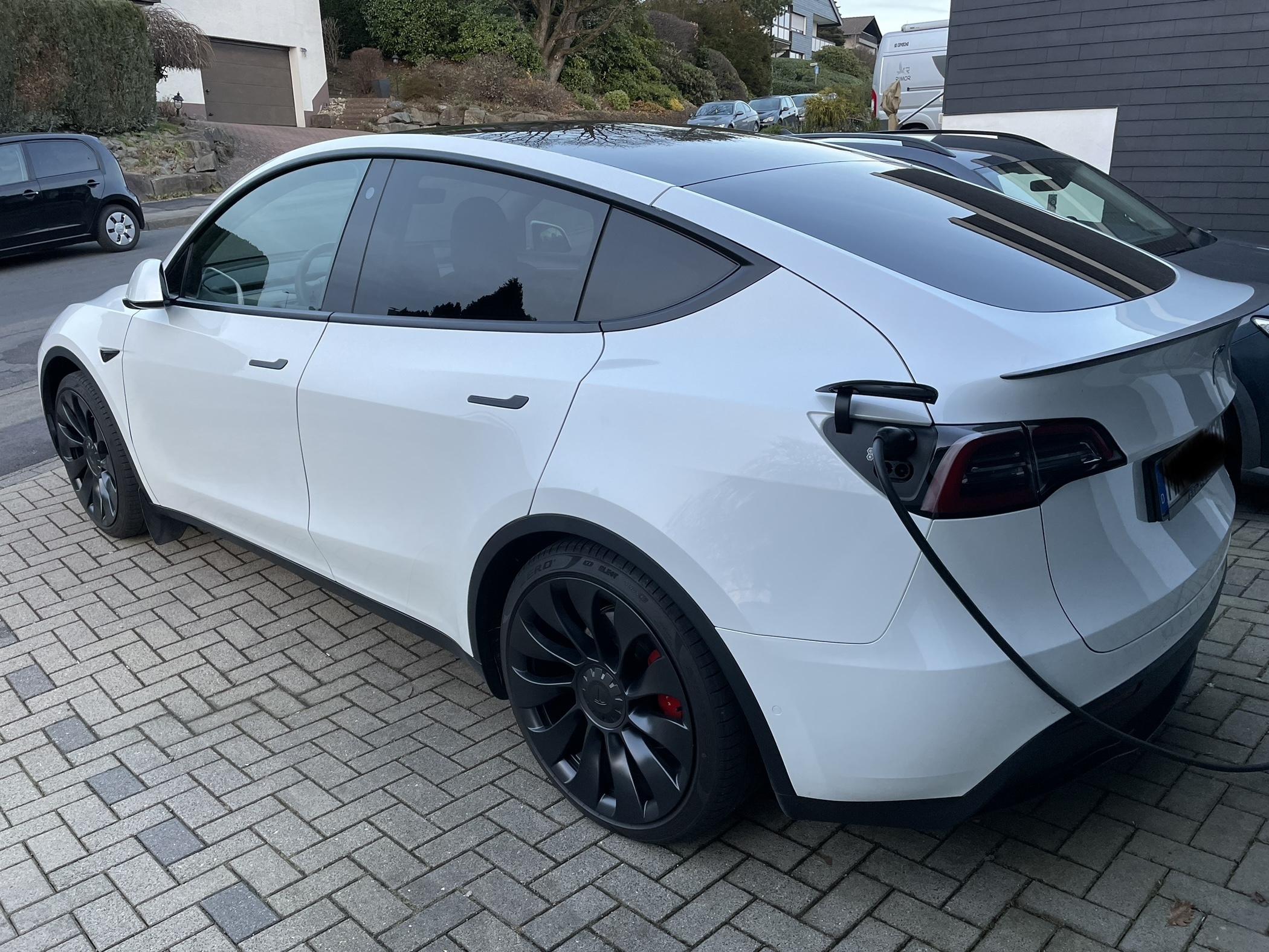 Hvid Tesla Model Y fra 2022