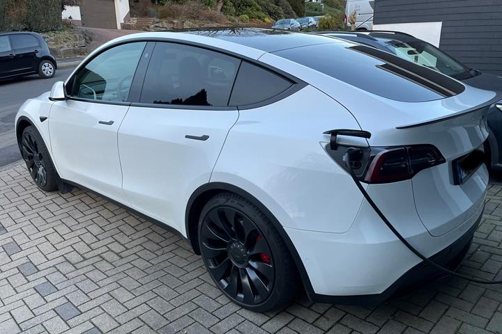 Hvid Tesla Model Y fra 2022