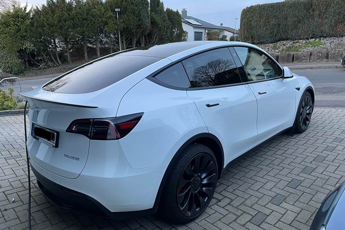 Hvid Tesla Model Y fra 2022