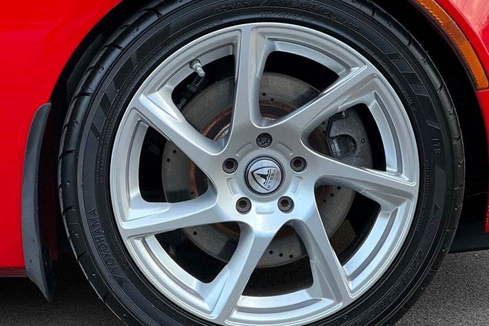 Rød Tesla Roadster fra 2009