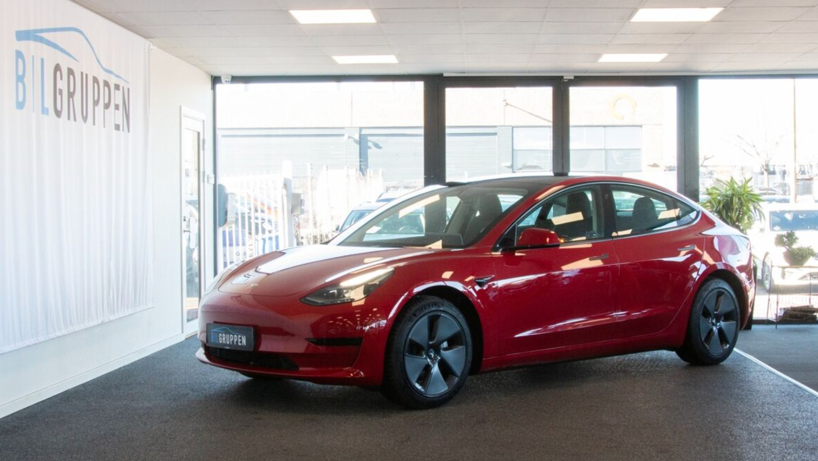 Grå Tesla Model 3 fra 2022