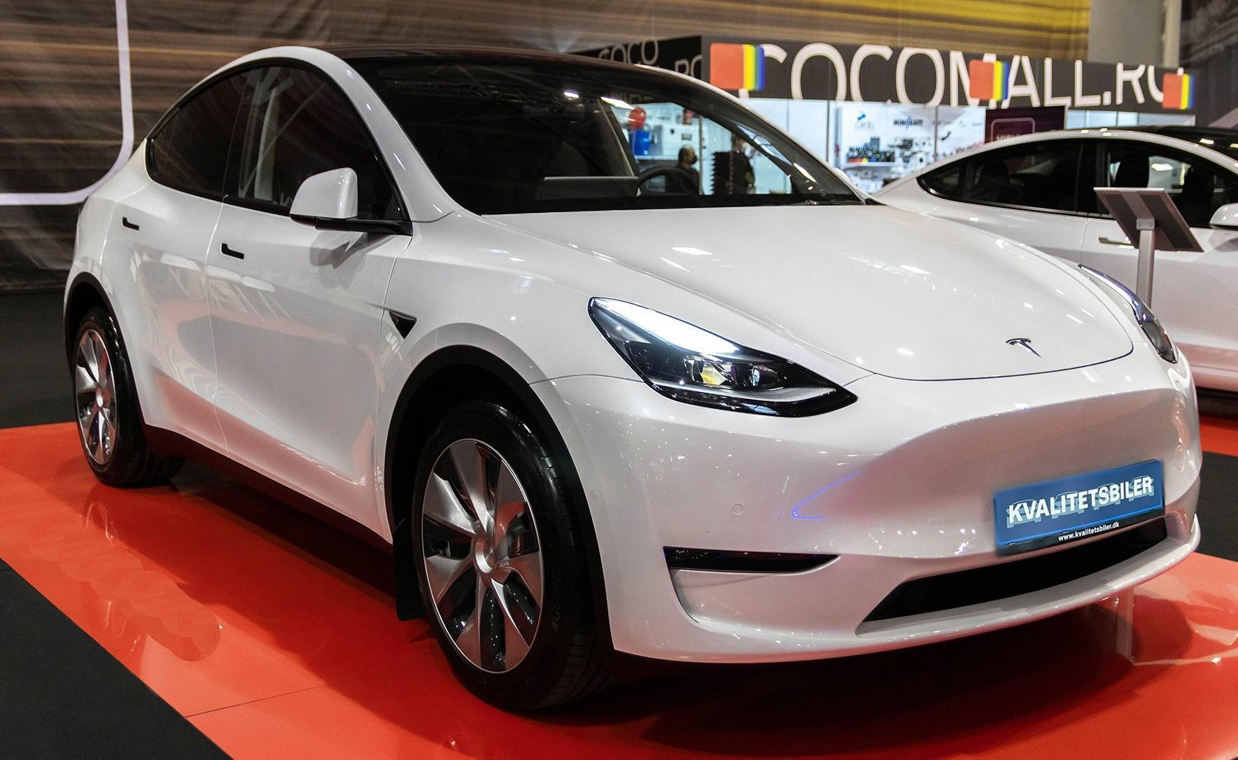 Hvid Tesla Model Y fra 2022