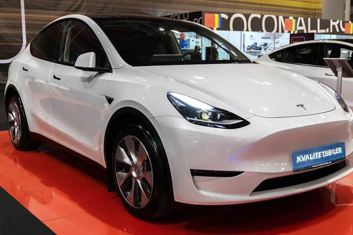 Hvid Tesla Model Y fra 2022