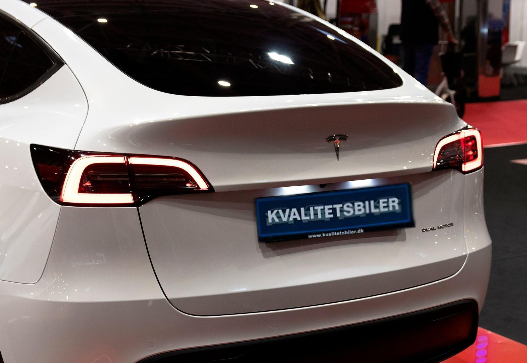 Hvid Tesla Model Y fra 2022