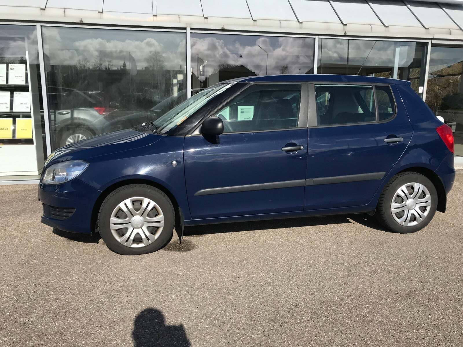 Blå Skoda Fabia fra 2010