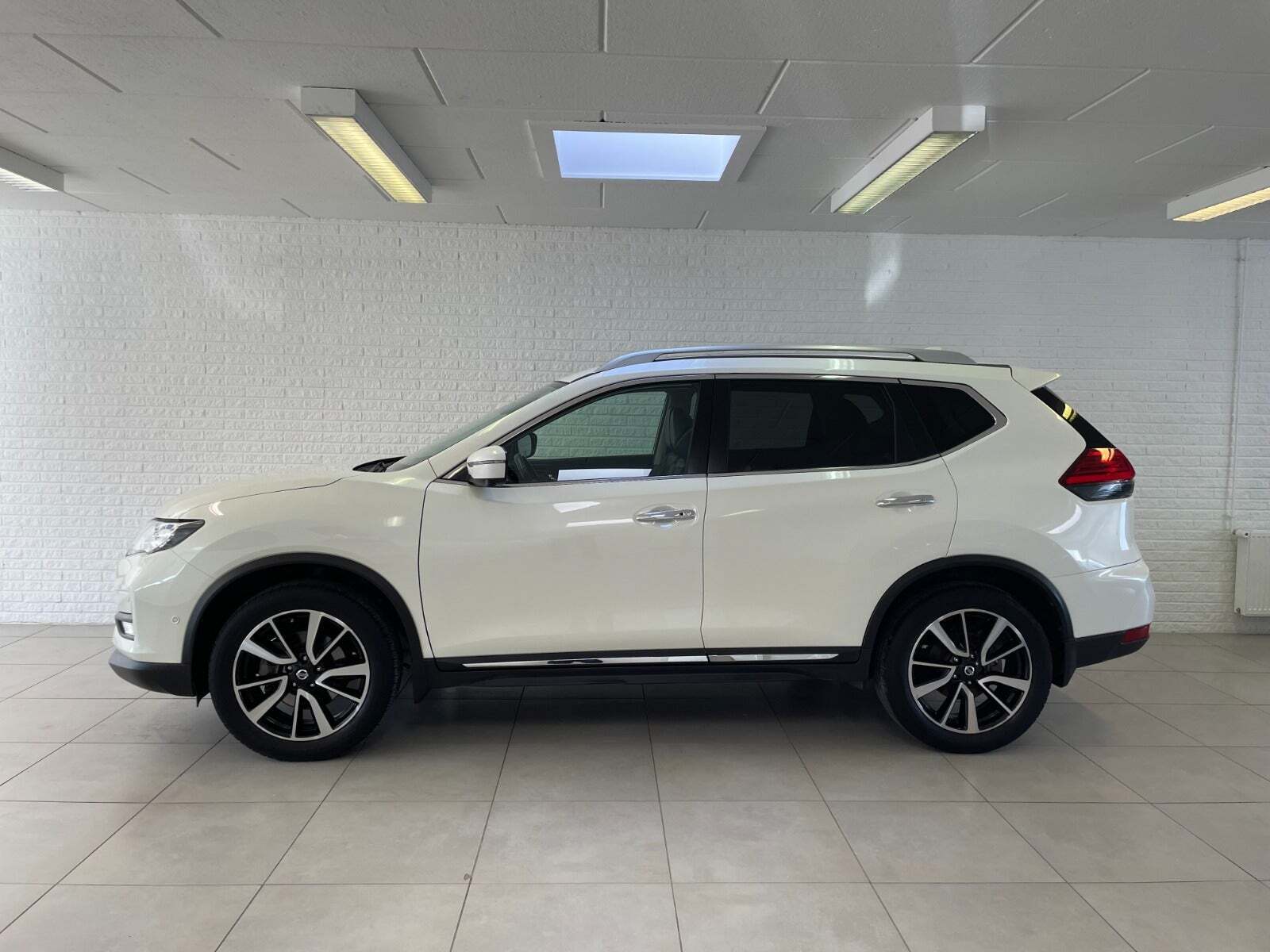 Hvid Nissan X-Trail fra 2019
