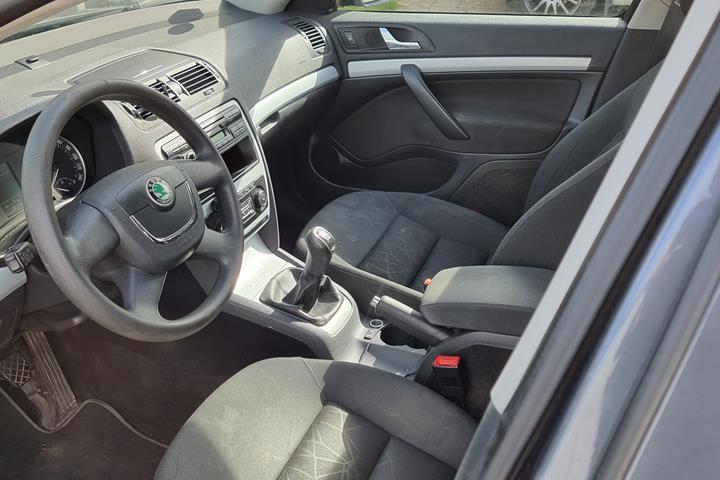 Grå Skoda Octavia fra 2011