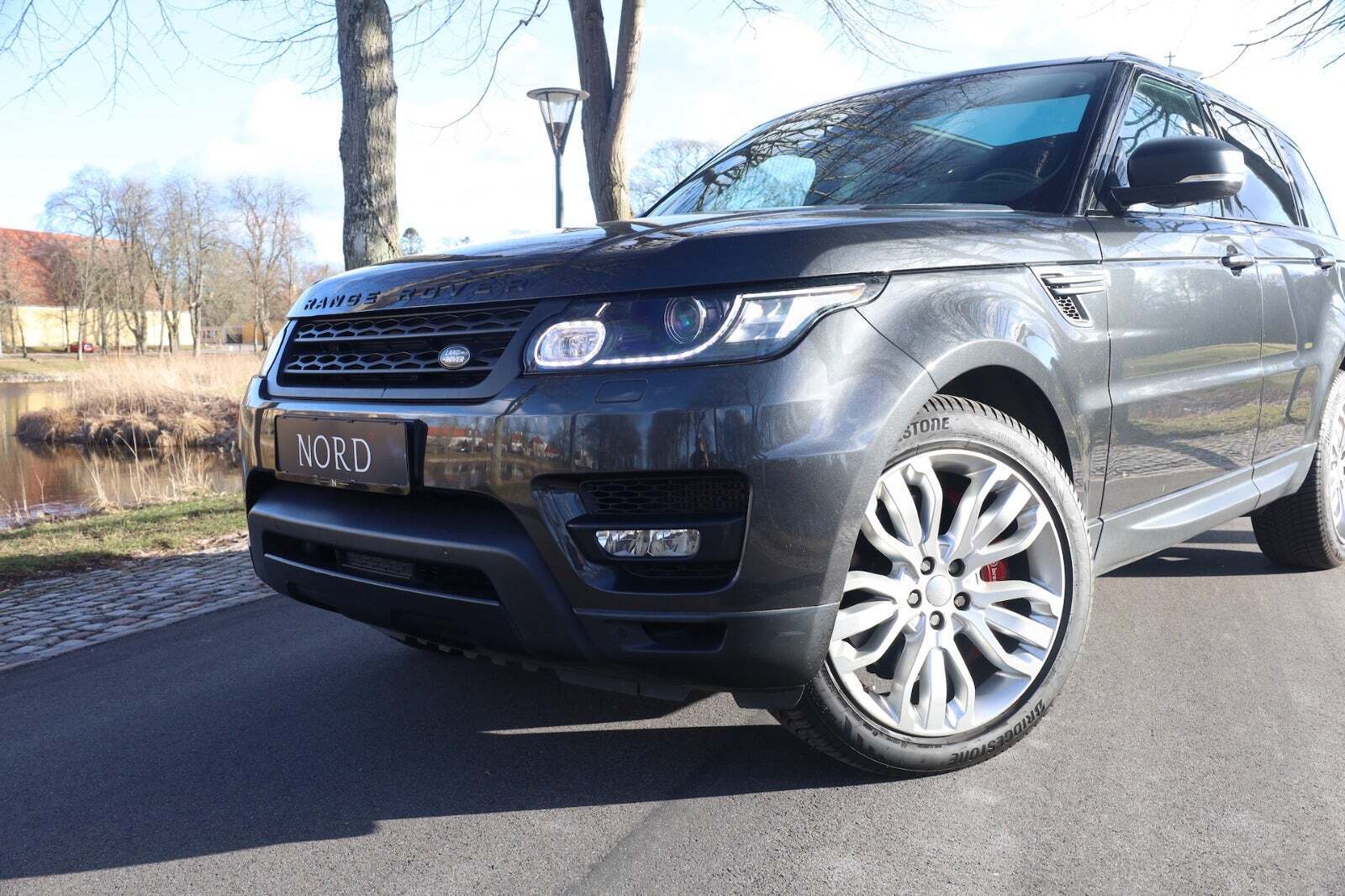 Grå Land Rover Range Rover sport fra 2015