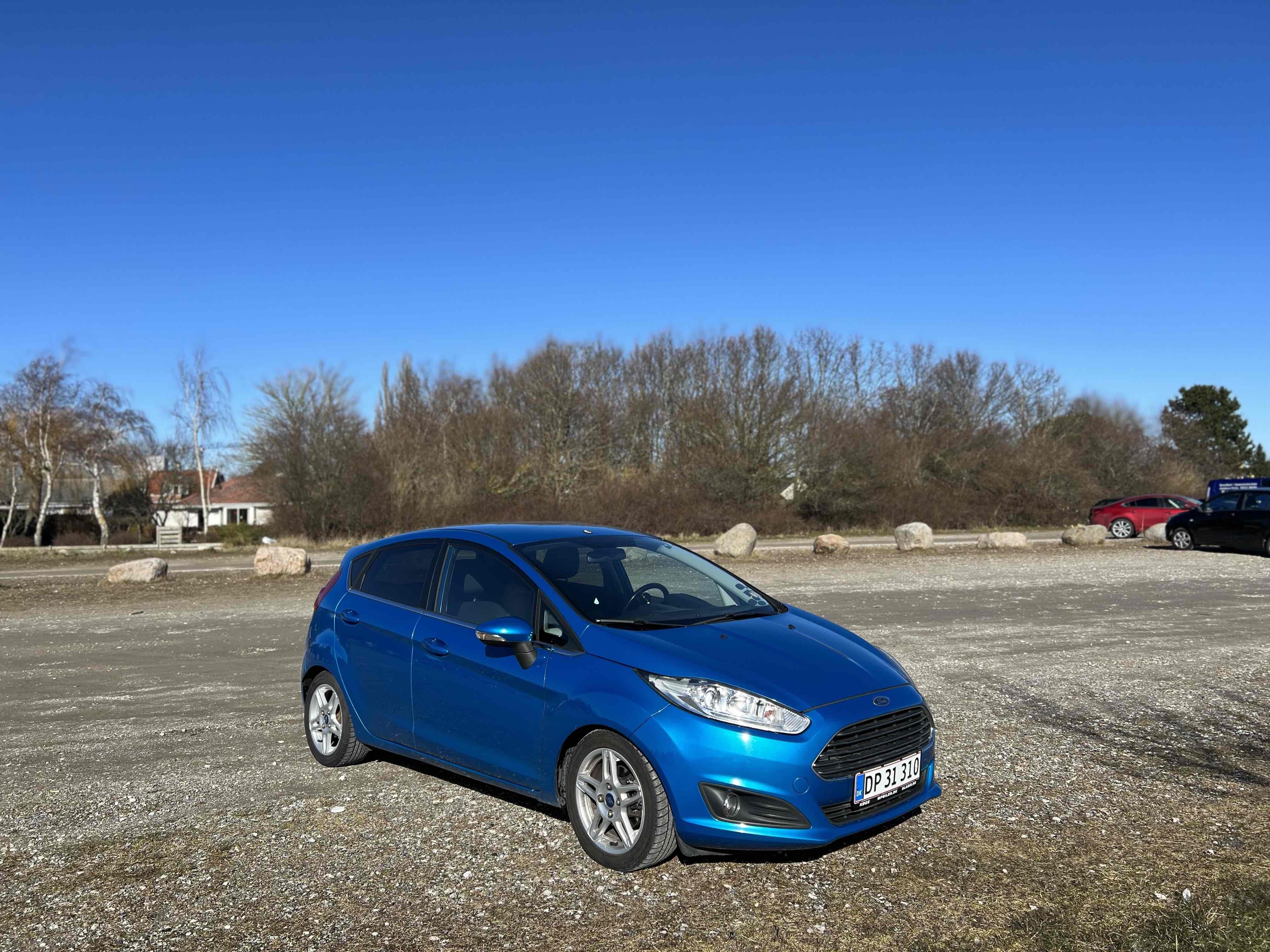 Blå Ford Fiesta fra 2013