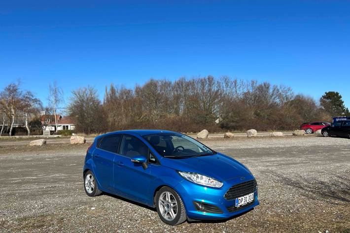 Blå Ford Fiesta fra 2013