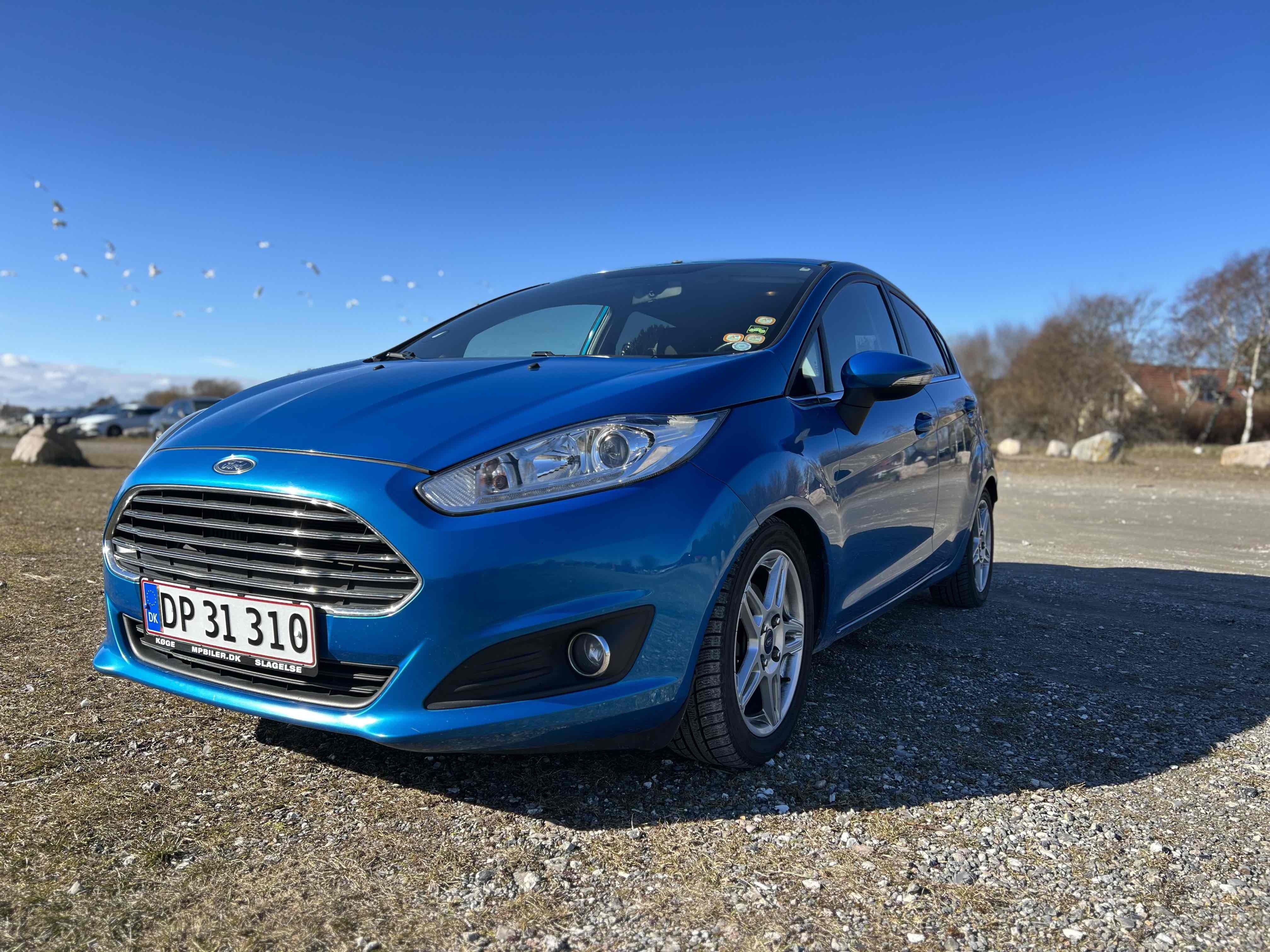 Blå Ford Fiesta fra 2013