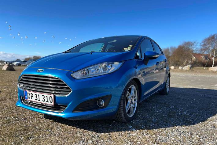 Blå Ford Fiesta fra 2013