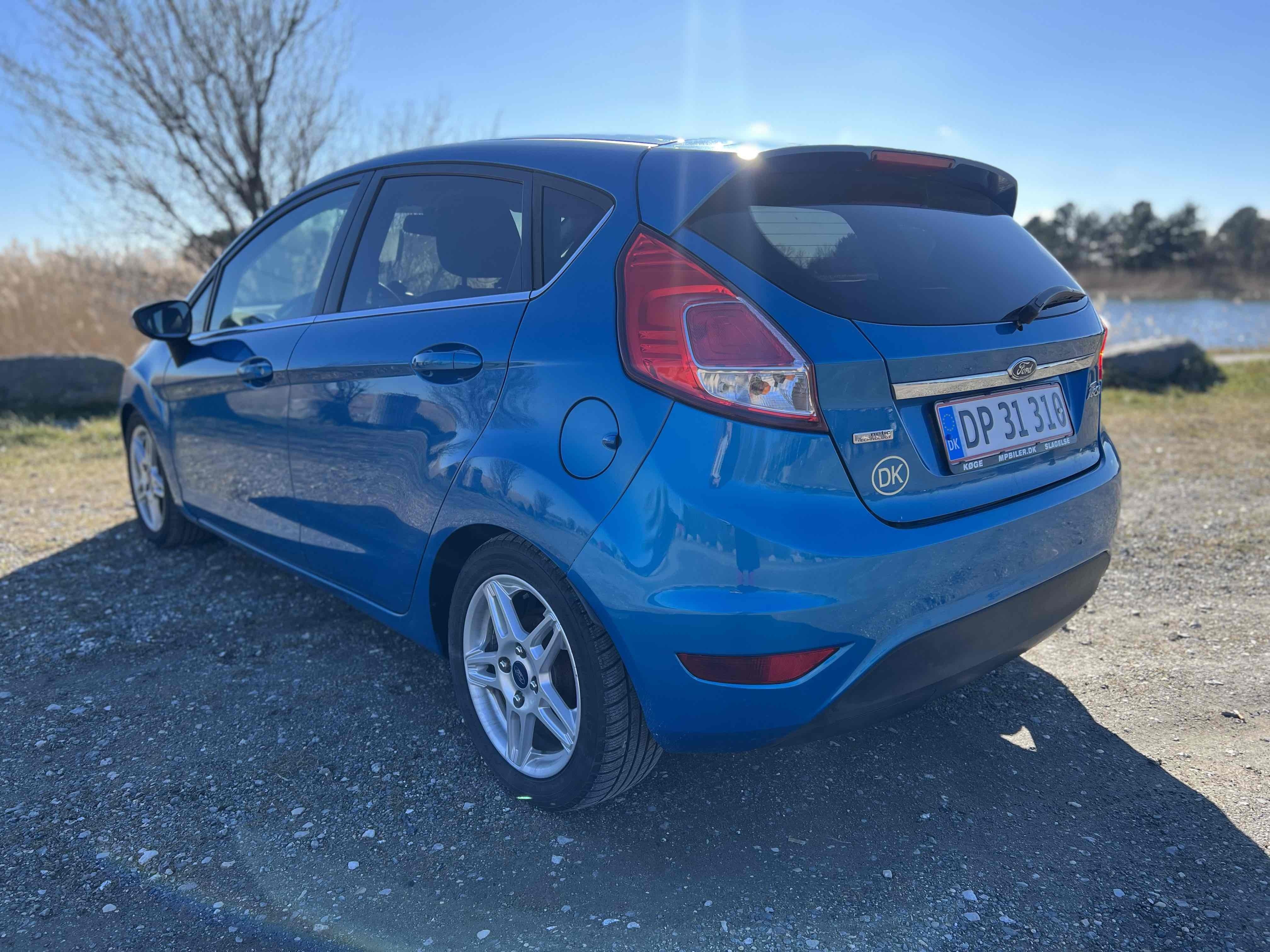 Blå Ford Fiesta fra 2013