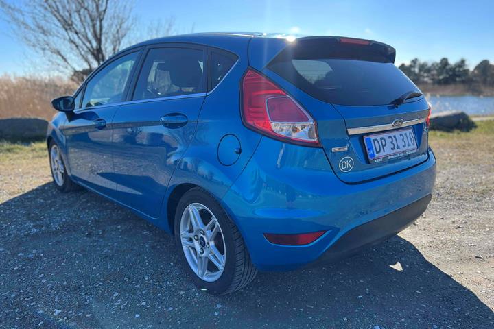 Blå Ford Fiesta fra 2013
