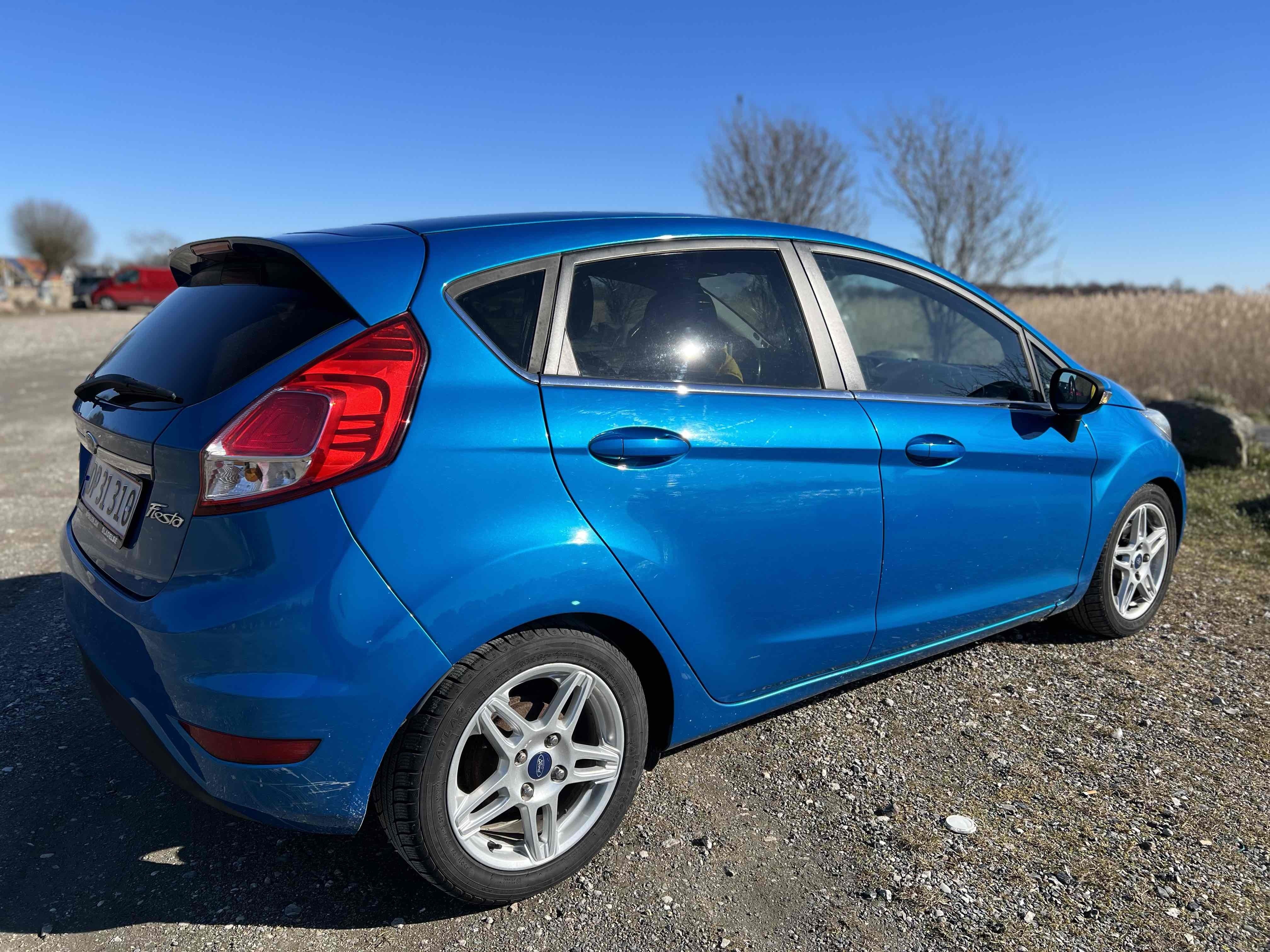 Blå Ford Fiesta fra 2013