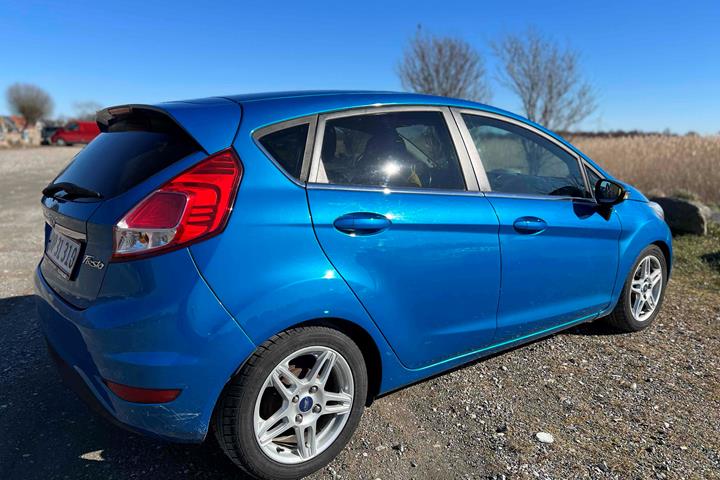 Blå Ford Fiesta fra 2013