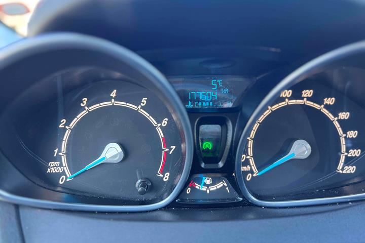 Blå Ford Fiesta fra 2013