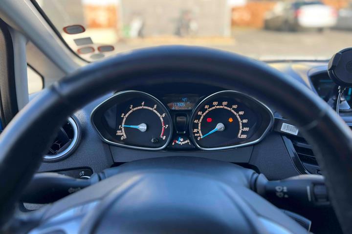 Blå Ford Fiesta fra 2013