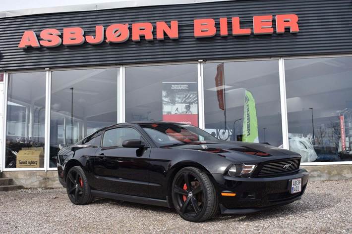 Sort Ford Mustang fra 2010