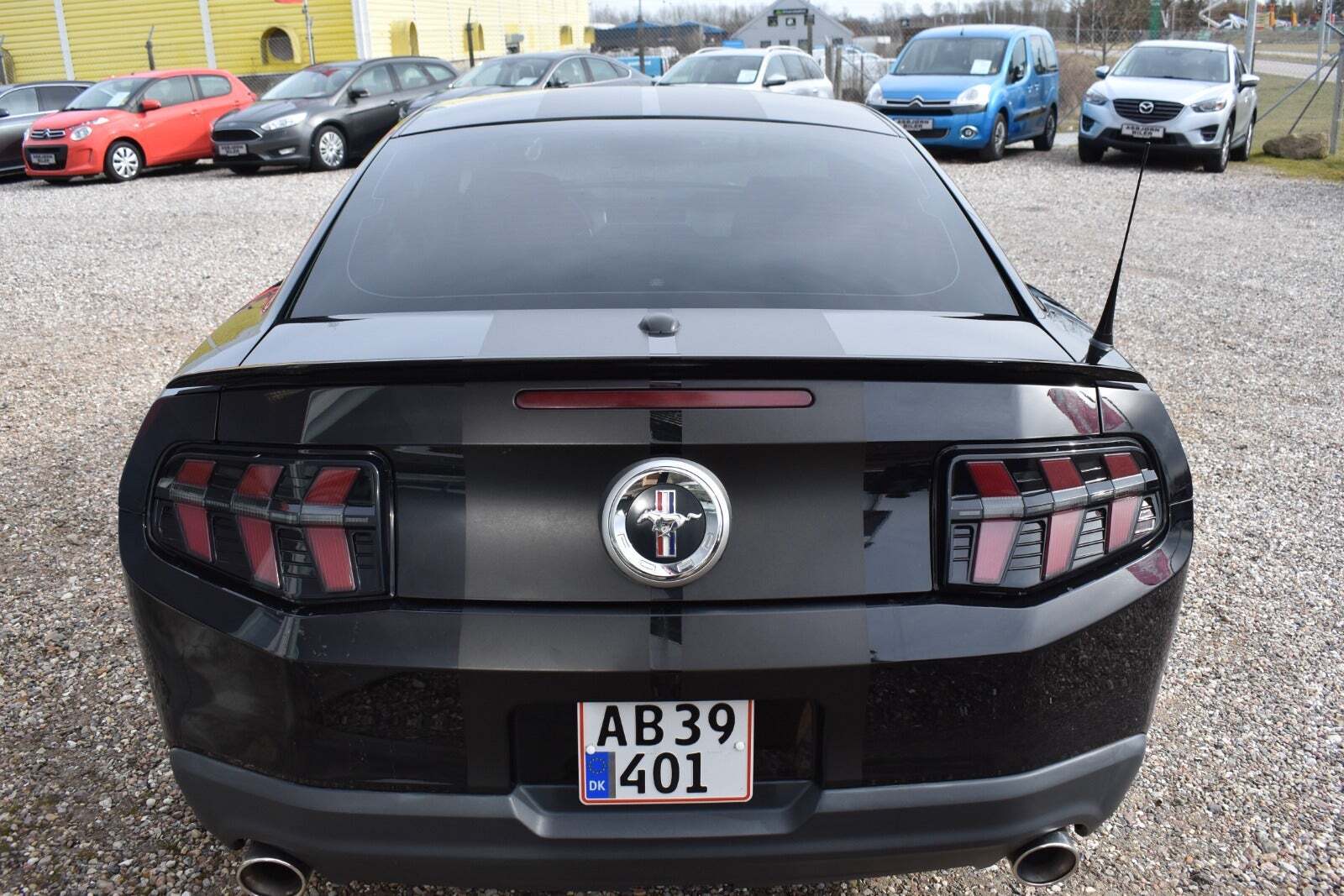 Sort Ford Mustang fra 2010