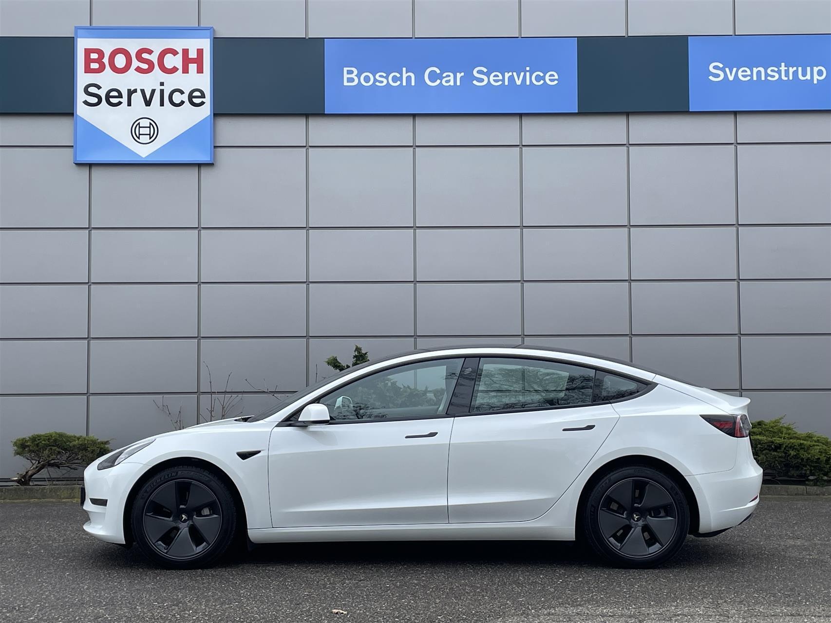 Hvid Tesla Model 3 fra 2021