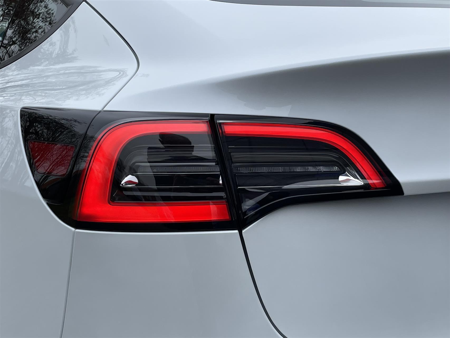 Hvid Tesla Model 3 fra 2021