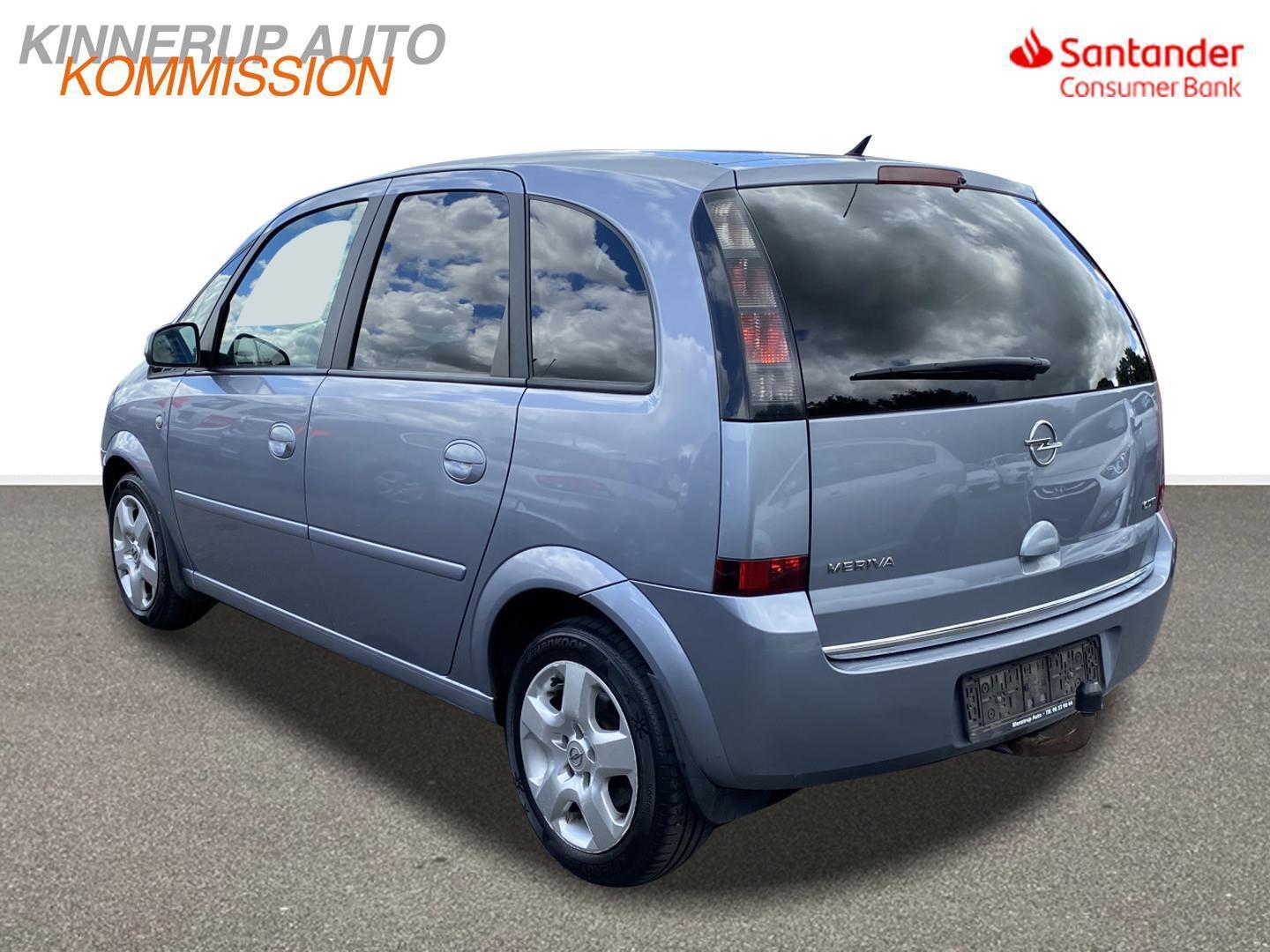 Blå Opel Meriva fra 2009