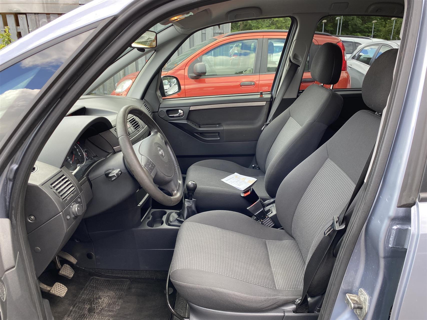 Blå Opel Meriva fra 2009