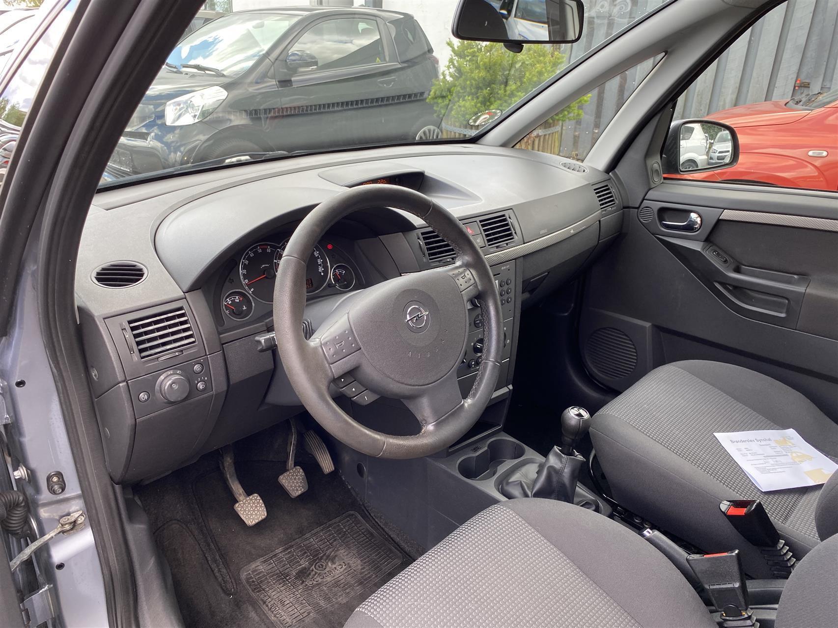 Blå Opel Meriva fra 2009