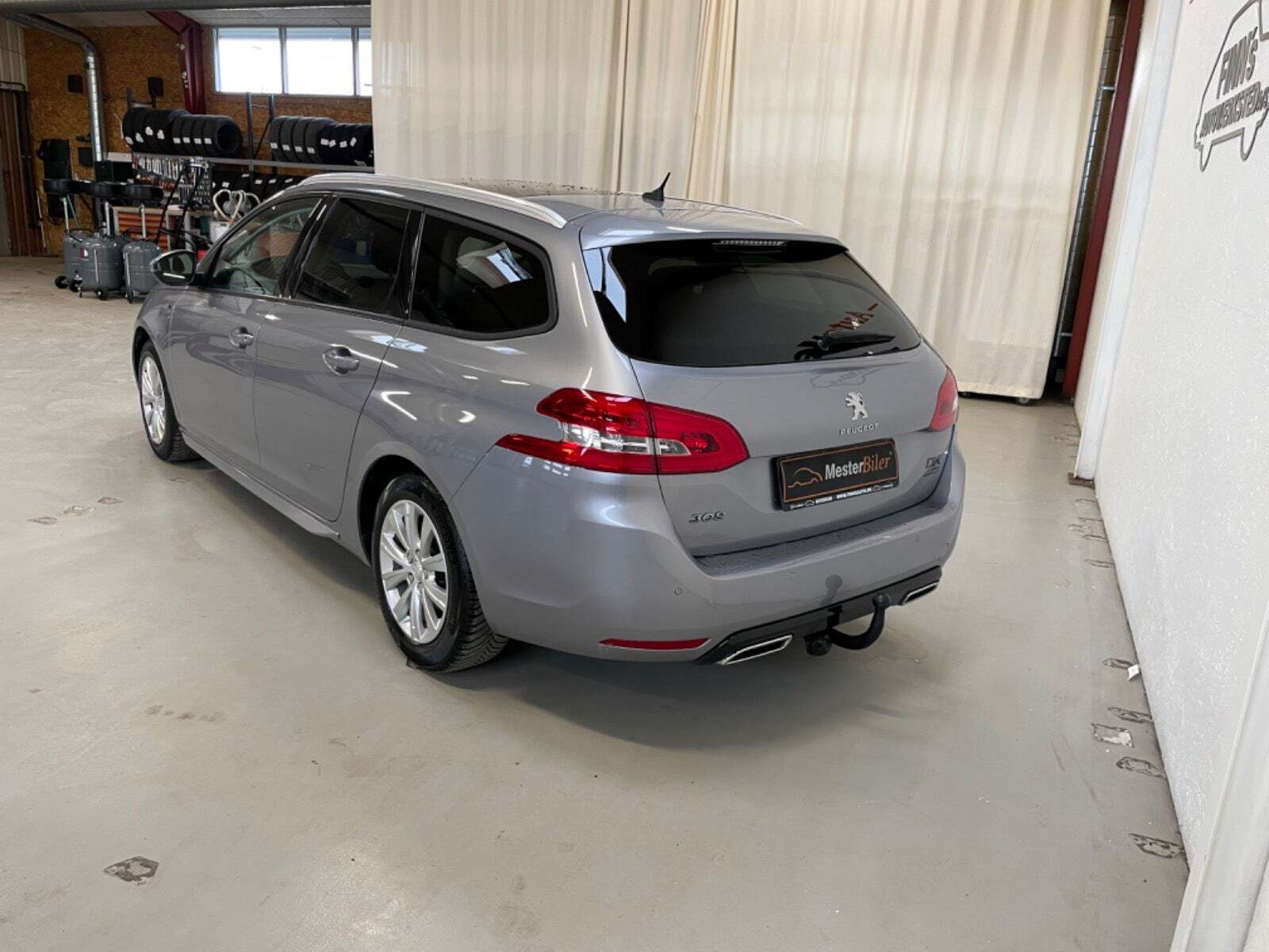 Grå Peugeot 308 fra 2017