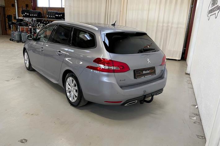 Grå Peugeot 308 fra 2017
