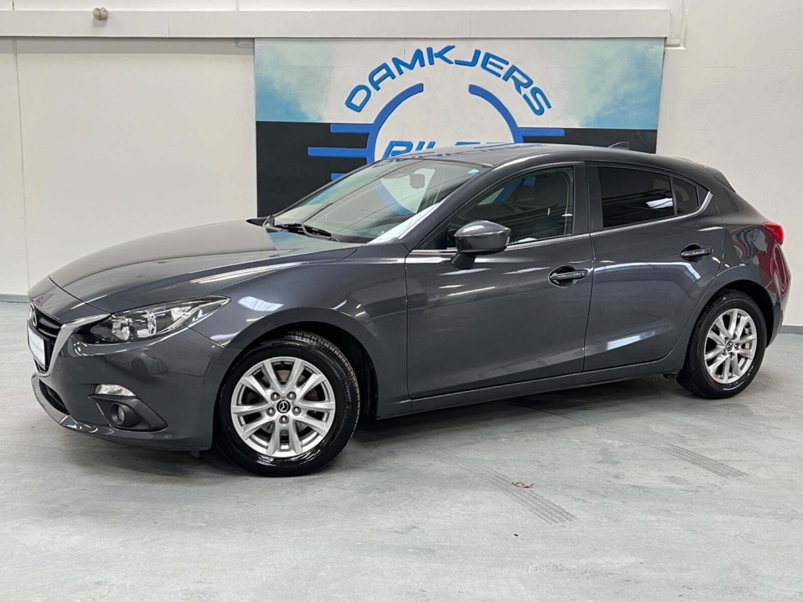 Grå Mazda 3 fra 2015