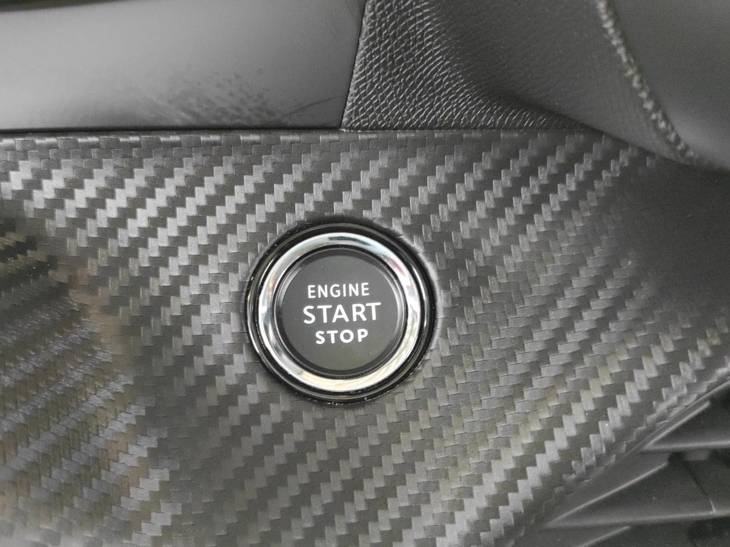 Grå Peugeot e-2008 fra 2021