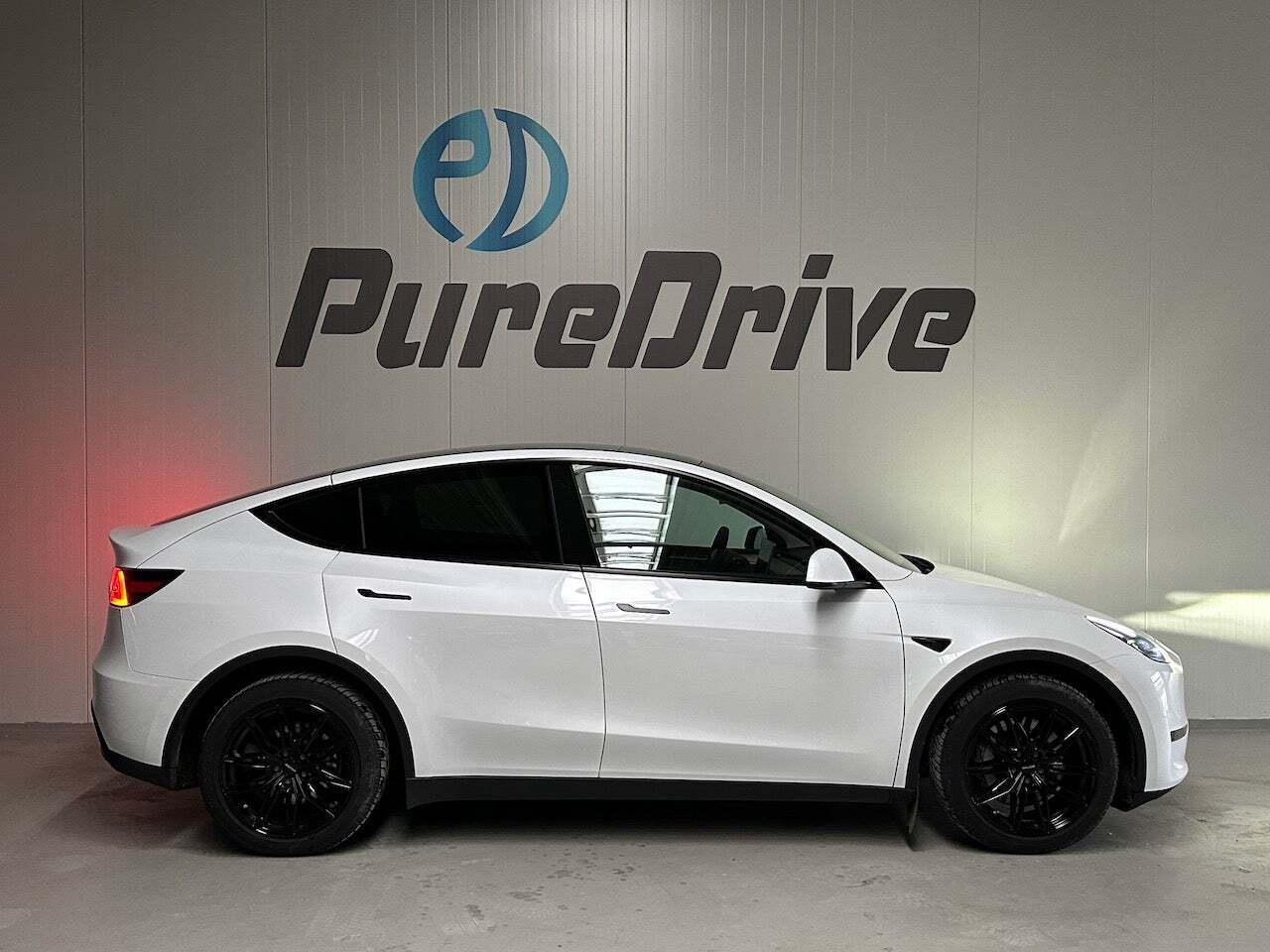 Grå Tesla Model Y fra 2021