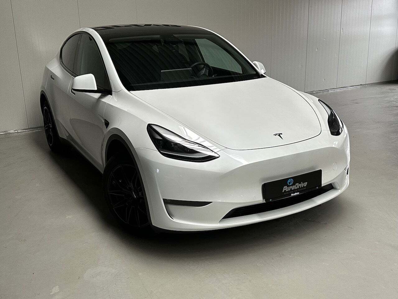 Grå Tesla Model Y fra 2021