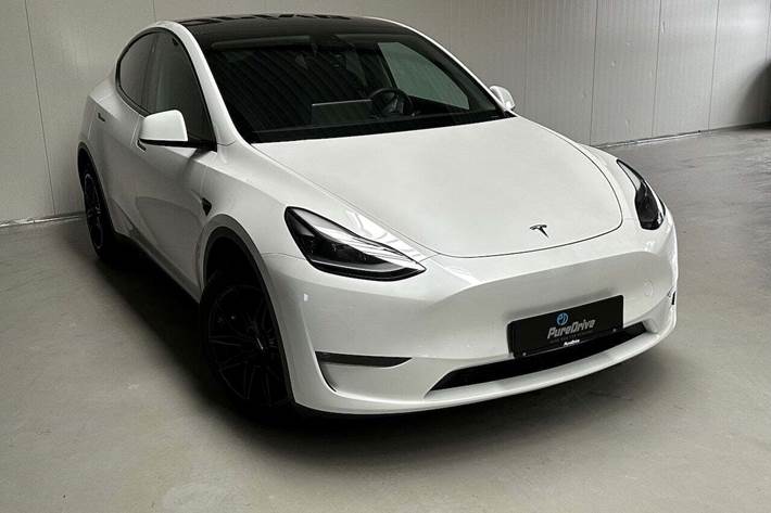 Grå Tesla Model Y fra 2021