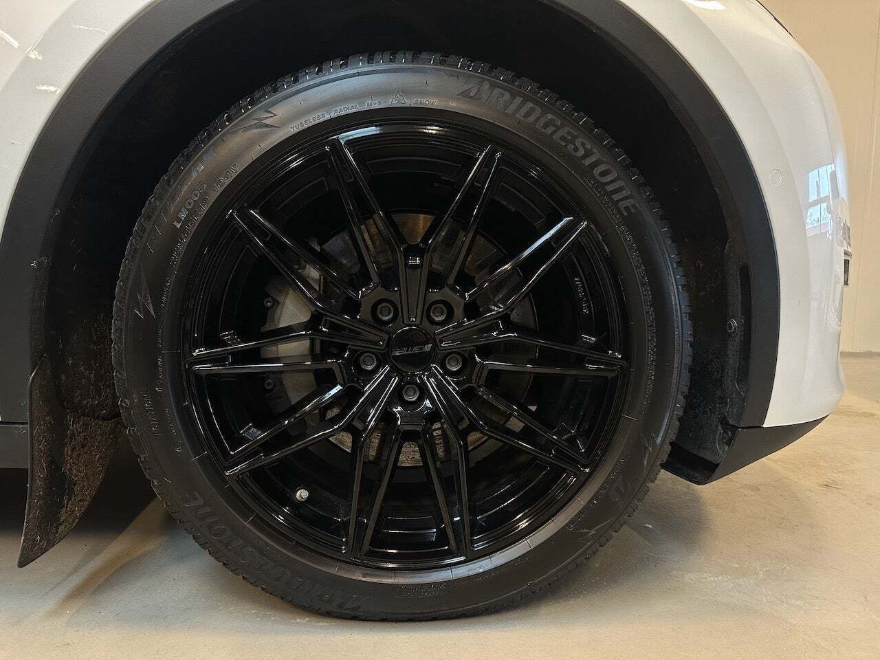 Grå Tesla Model Y fra 2021