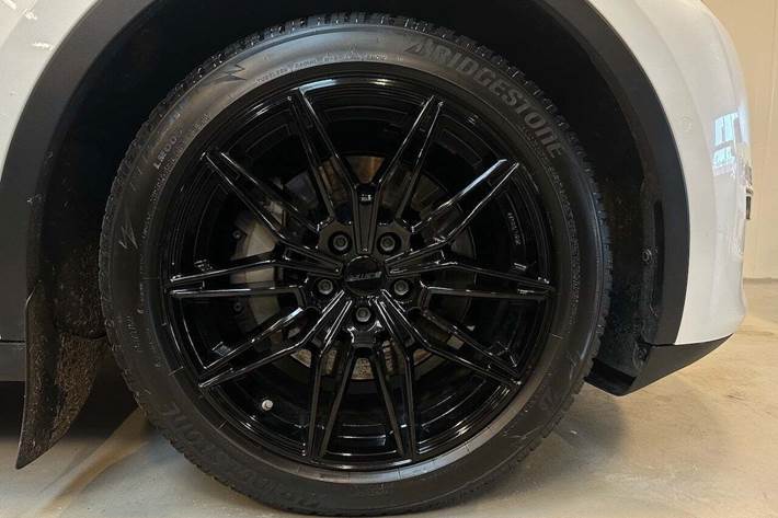 Grå Tesla Model Y fra 2021