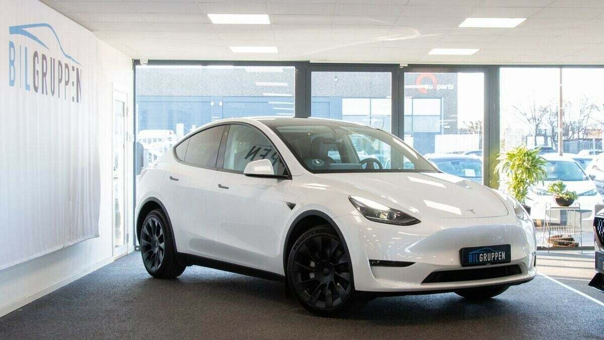 Hvid Tesla Model Y fra 2022
